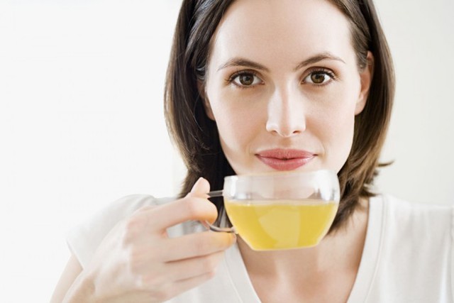 
Trà xanh: Trong trà xanh, lượng chất chống ôxy hóa nhiều chính là lợi thể giúp hệ tiêu hóa được tăng cường bảo vệ trước nguy cơ tấn công của vi khuẩn gây bệnh. Sau bữa ăn, bạn nên uống trà xanh, vì đây là thói quen tốt cho gan
