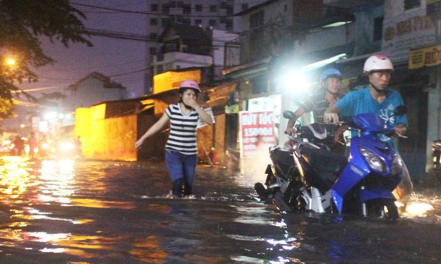 Người dân bịt mũi lội bì bõm dưới làn nước ngập hôi thối ở đường An Dương Vương, Q.6 tối 19-9 - Ảnh: Đức Phú Nước ngập trên đường Lê Đức Thọ đoạn gần UBND P.13, Gò Vấp bị ngập sâu sau trận mưa chiều tối 19-9 - Quang Khải thực hiện