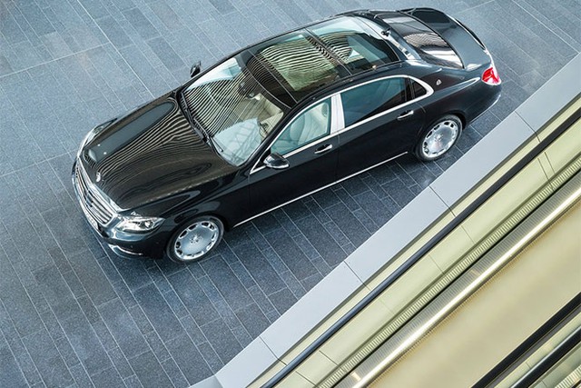 Sự khác biệt tập trung vào nội thất với các chi tiết ốp gỗ quý, logo Maybach và một đồng hồ IWC ở trung tâm bảng táp lô.