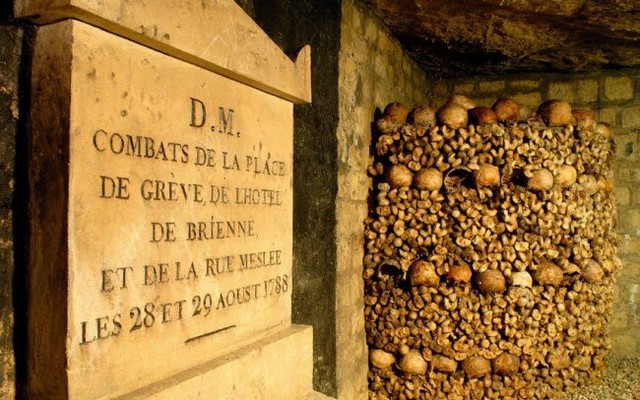 
Hầm mộ ở Paris (Pháp) bao hồm hệ thống đường hầm chằng chịt dài 280km cháy khắp thành phố, chứa hài cốt của khoảng 6 triệu người. Hệ thống này đã được làm nơi trú ẩn cho người dân trong chiến tranh thế giới thứ hai và ngày nay được mở cửa cho du khách tham quan.
