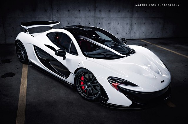 Có thể kể đến siêu xe triệu USD McLaren P1, Audi R8 GT Spyder, Lamborghini Aventador đen tuyền với hộp đựng ván trượt truyết trên nóc xe, Bugatti Veyron và Ferrari FF...