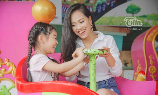 Bà mẹ đơn thân xinh đẹp lập trường mẫu giáo cho con