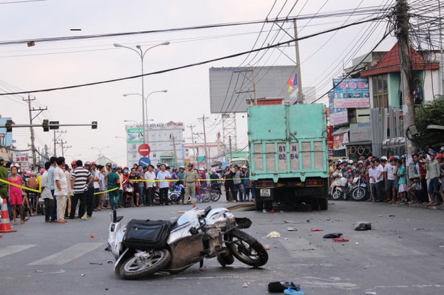 Hiện trường ngổn ngang của vụ tai nạn. ẢNH: TRỌNG VĂN