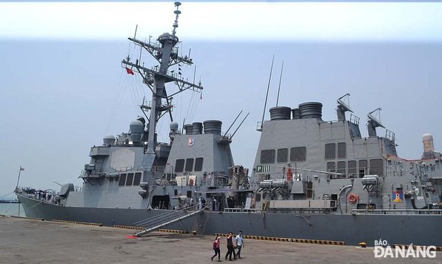 Tàu khu trục USS Fitzgerald (DDG-62) nhìn từ bên ngoài.