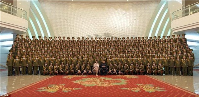 
Ông Kim Jong-un cùng vợ chụp chung với các thành viên Dàn hợp xướng Quốc gia. (Nguồn: EPA)
