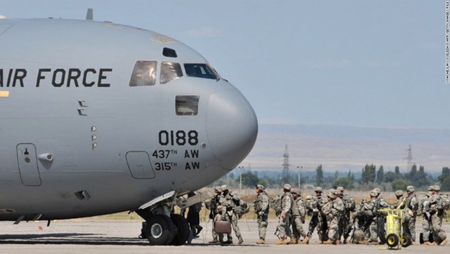 Binh lính Mỹ lên một chiếc chiến đấu cơ tại căn cứ ở Afghanistan.