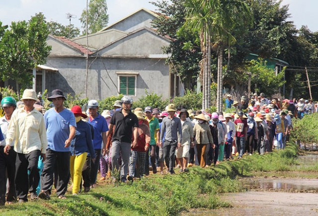 
Hàng ngàn người dân xã Bình Châu tiễn đưa ông Bảy - Ảnh: Trần Mai
