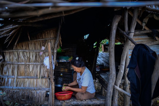 
Bà Trần Thị Hai chuẩn bị bữa tối cho chồng và 4 người con trai đi làm thuê về ăn. Hàng ngày bà đi bán vé số kiếm sống - Ảnh: Thuận Thắng
