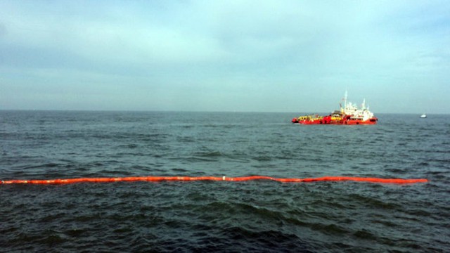 Hệ thống phao quây chống dầu tràn của Haivanship đã được rải đón dưới gió, dưới nước tàu Hoàng Phúc 18 - Ảnh: Đ.Hà.