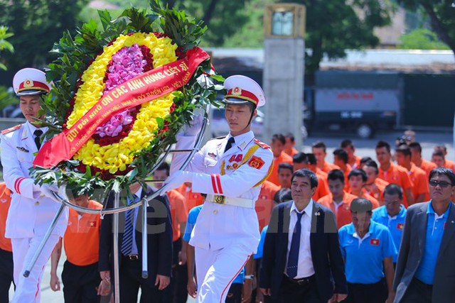 Như một thông lệ, trước những trận đấu lớn, các đội tuyển Việt Nam thường tới thăm tượng đài Bắc Sơn và dâng hương lên Đại tướng. (Ảnh: Minh Chiến/Vietnam+)