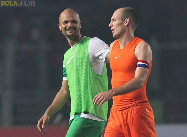 
Robben trò chuyện cùng Sergio van Dijk.
