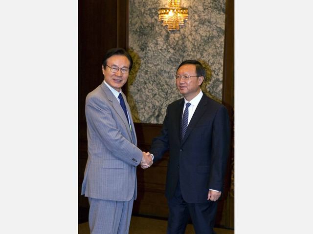 Ủy viên Quốc vụ viện Trung Quốc Dương Khiết Trì (phải) không cảm xúc khi bắt tay ông Yachi.