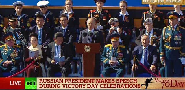 Chủ tịch Trung Quốc Tập Cận Bình (thứ 3 từ trái hàng ghế đầu) có chỗ ngồi cạnh Tổng thống Nga Vladimir Putin trên lễ đài. Ảnh: RT.