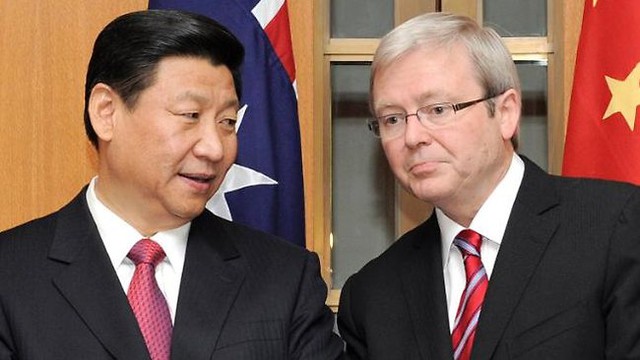 
Cựu Thủ tướng Australia Kevin Rudd (phải) giỏi tiếng Hoa nhưng lại có đường lối rất cứng rắn đối với Trung Quốc. Ảnh: AP
