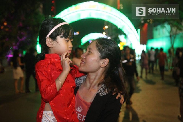 
Trên phố đi bộ Nguyễn Huệ, chị Thảo dẫn bé Linh (6 tuổi) từ Thủ Đức lên chơi. Ảnh Khang Thái
