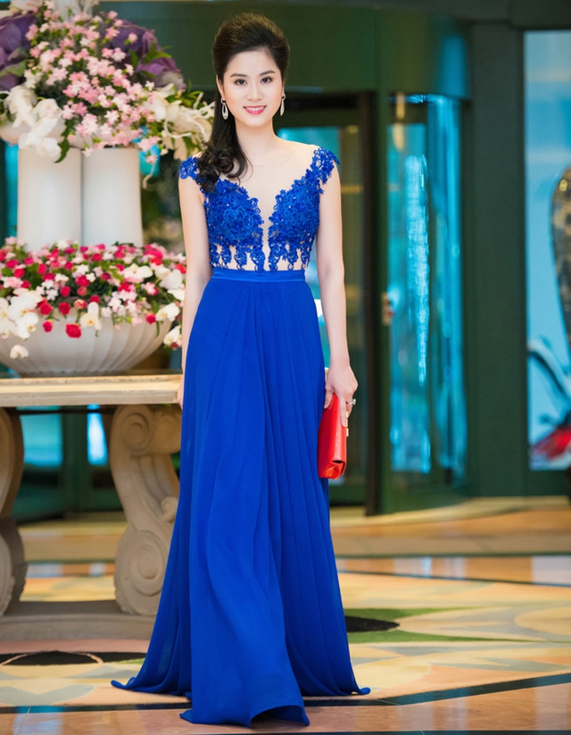 
Trong BST váy cưới này, Phương Linh đem đến cho các cô dâu gợi ý về những mẫu váy cưới cổ điển, tinh tế và đẳng cấp theo phong cách hoàng gia, giúp cô dâu toả sáng nổi bật trong ngày trọng đại của mình.
