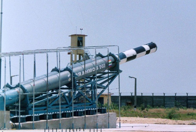 
Tên lửa BrahMos thử nghiệm từ bệ phóng nghiêng, có thể thấy bệ phóng này gần như tương tự bệ phóng nghiêng của tên lửa Yakhont
