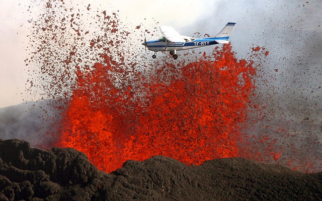 Phi công mạo hiểm lái máy bay trên núi lửa đang phun trào nham thạch nóng ở Iceland.