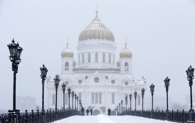 Mọi người đi dưới mưa tuyết trên cây cầu Patriarchal bắc qua sông Moskva, gần nhà thờ Saviour ở Moscow, Nga.