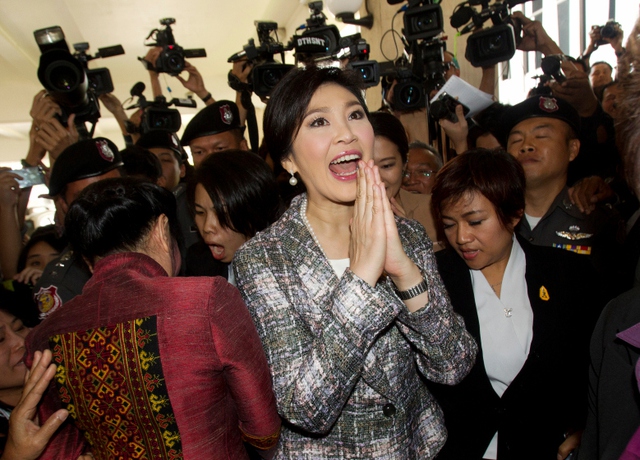Cựu Thủ tướng Thái Lan Yingluck Shinawatra được các nhà báo săn đón khi bà rời khỏi tòa nhà quốc hội ở thủ đô Bangkok.