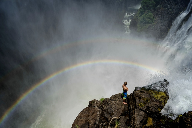 Du khách chiêm ngưỡng cầu vồng kép trên thác nước Victoria, Zimbabwe.