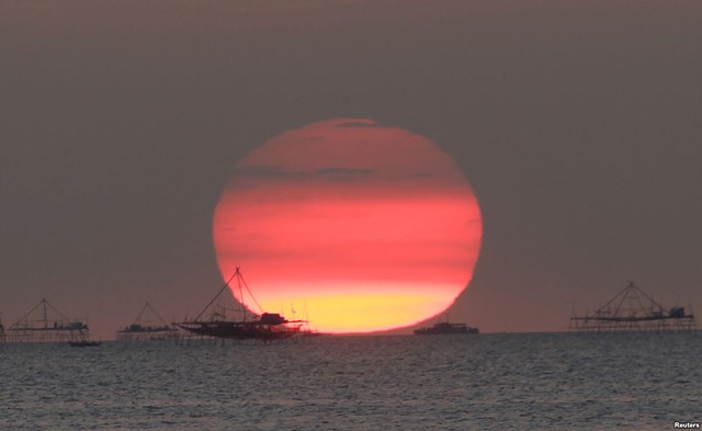 Khoảnh khắc mặt trời lặn tại Vịnh Manila, Philippines.