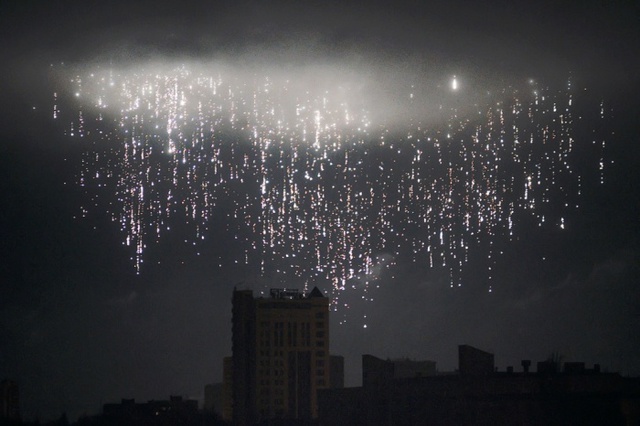 Đạn pháo nổ thắp sáng bầu trời thành phố Donetsk, miền đông Ukraine, khi giao tranh ác liệt vẫn tiếp tục tại khu vực này.