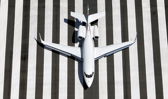 Một chiếc máy bay chở khách chuẩn bị hạ cánh xuống sân bay Congonhas ở Sao Paulo, Brazil.