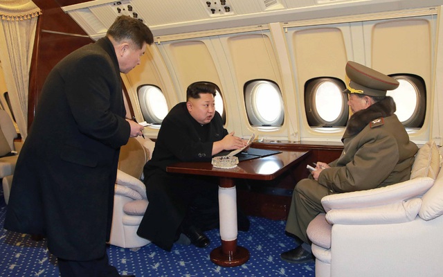 Nhà lãnh đạo Triều Tiên Kim Jong-un nói chuyện với trợ lý cao cấp Hwang Pyong-so trên một máy bay ở Bình Nhưỡng.