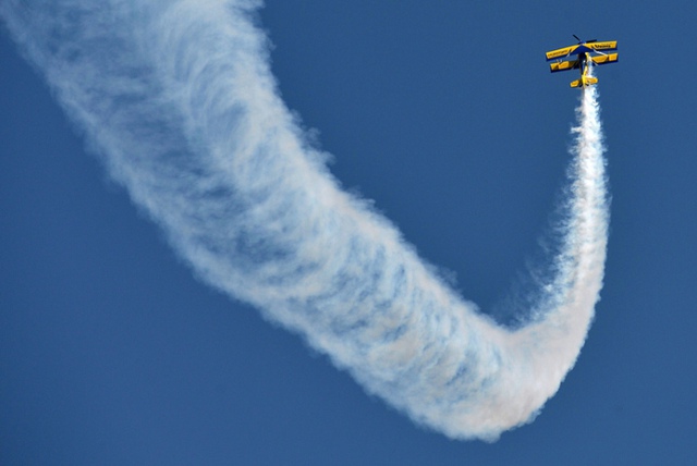 Đội máy bay biểu diễn Breitling SkyWalkers biểu diễn nhào lộn trên không tại triển lãm hàng không Aero India 2015 ở Bangalore, Ấn Độ.