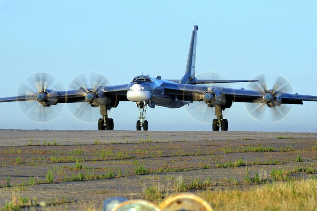 Tu-95 là máy bay ném bom chiến lược 4 động cơ turbine cánh quạt, đồng thời là máy bay chuyên chở tên lửa.