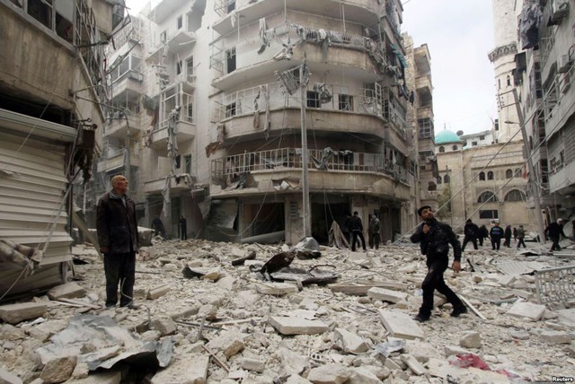 Người dân kiểm tra thiệt hại tại hiện trường vụ không kích của quân đội chính phủ nhằm vào thành phố Aleppo, Syria.