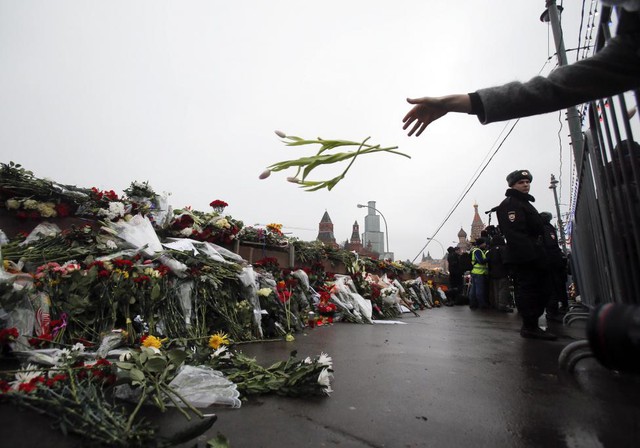 Người biểu tình ném hoa vào nơi người dân đặt hoa tưởng nhớ ông Nemtsov.