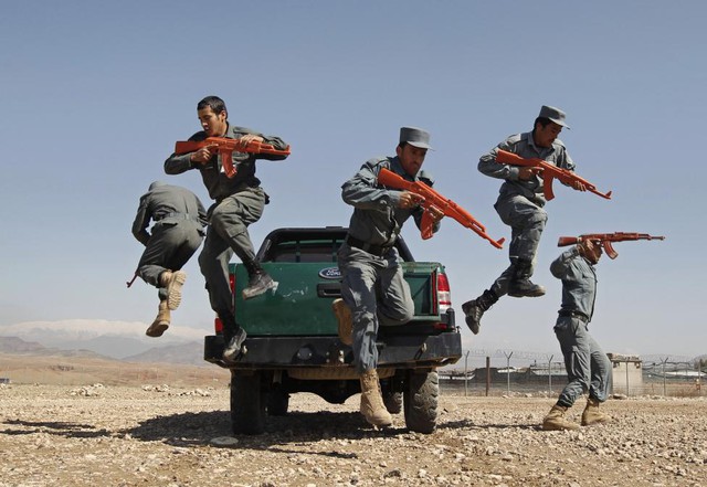 Cảnh sát Afghanistan luyện tập kỹ năng chiến đấu tại một trung tâm huấn luyện cảnh sát ở tỉnh Nangarhar.