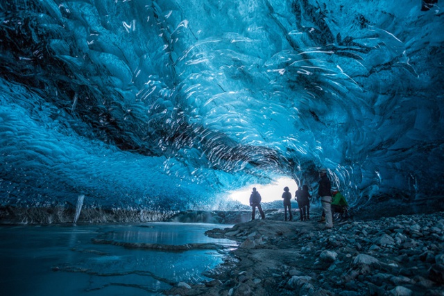 Du khách khám phá cảnh đẹp ngoạn mục dưới động băng Breiamerkurjkull ở Iceland.