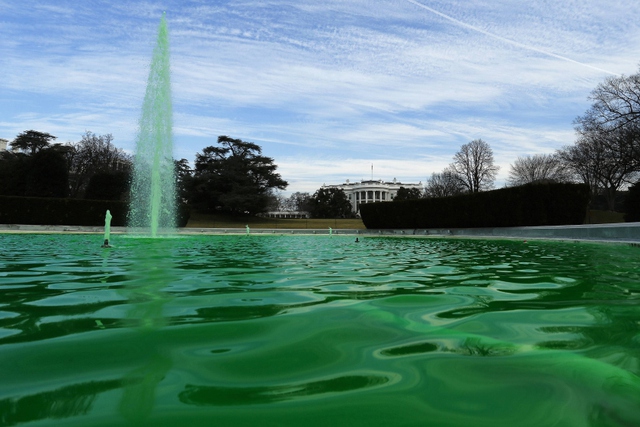 Đài phun nước trước Nhà Trắng ở thủ đô Washington, Mỹ, được nhuộm màu xanh.