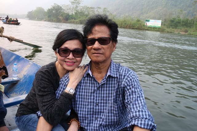 Ngồi thuyền ngắm cảnh sắc thiên nhiên, vợ Chế Linh tình cảm nép sát vào vai chồng để chụp hình kỷ niệm.