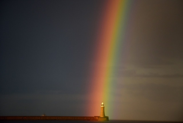 Cầu vồng xuất hiện trên ngọn hải đăng ở Tynemouth, Anh.