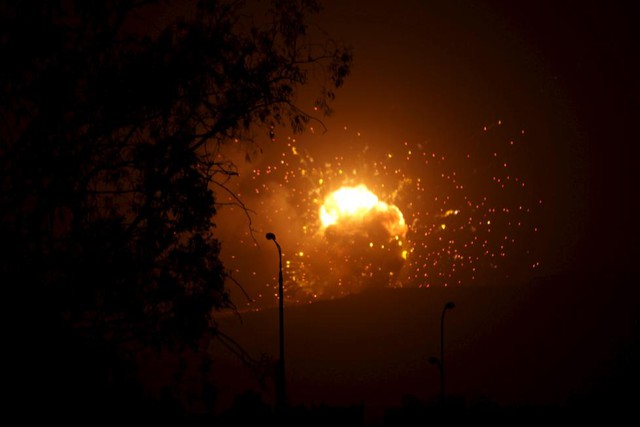 Quả cầu lửa bốc lên từ một căn cứ quân sự bị trúng bom trong đợt không kích nhằm vào ngọn núi Faj Attan ở ngoại ô Sanaa, Yemen.