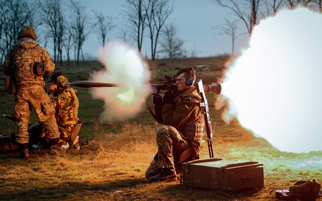 Một binh sĩ Ukraine phóng rocket trong một buổi huấn luyện tại trường bắn gần thành phố Mariupol, Ukraine.