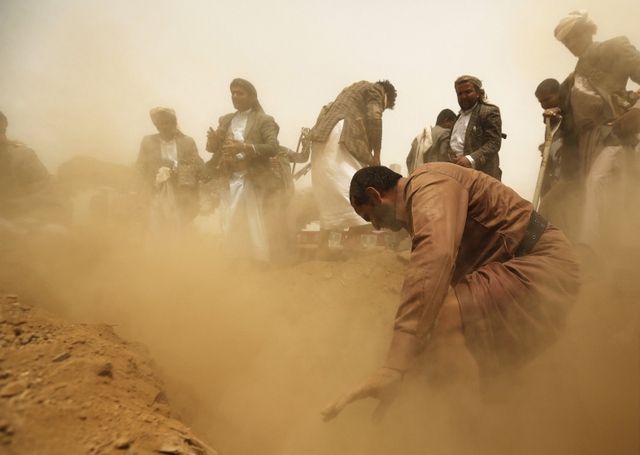 Các chiến binh nhóm phiến quân Houthi chôn cất đồng đội thiệt mạng ở Sanaa, Yemen.