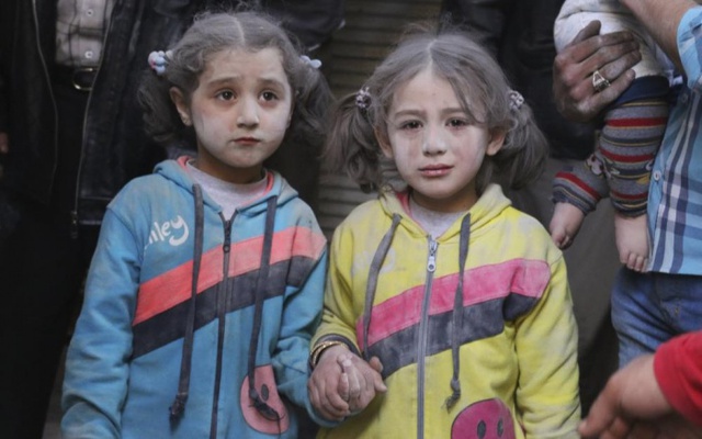 Các bé gái may mắn sống sót trong một vụ tấn công bằng tên lửa đất đối đất của lực lượng quân đội chính phủ nhằm vào thành phố Aleppo, Syria.