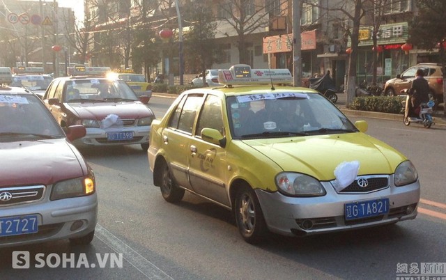 Chiếc xe taxi màu vàng dẫn đầu đoàn đưa tang. Ảnh: Wangyi.