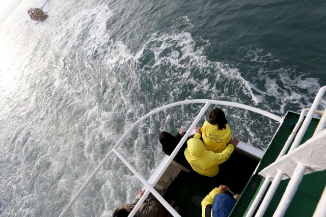 Thân nhân cầu nguyện cho các nạn nhân trong thảm họa phà Sewol ở ngoài khơi đảo Jindo, Hàn Quốc.