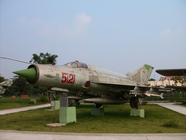 Tên lửa K-5MS (trong) và K-13/ R-3S (ngoài) trên tiêm kích MiG-21MF số hiệu 5121