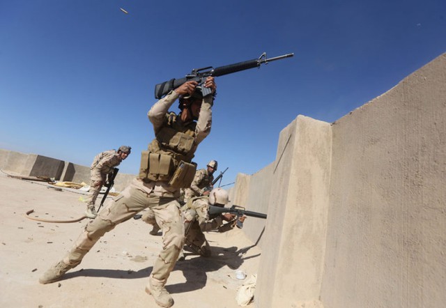 Binh sĩ quân đội Iraq nã đạn vào nhằm phiến quân Nhà nước Hồi giáo (IS) tại quận Garma ở phía tây thủ đô Baghdad.
