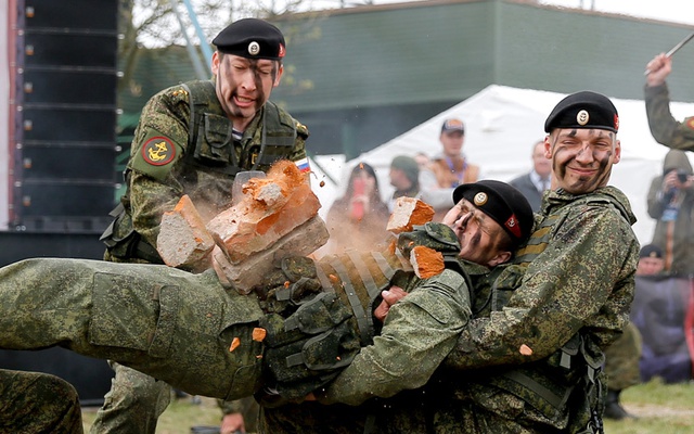 Các binh sĩ Nga trình diễn màn đập gạch trên bụng tại một cuộc thi ở trường bắn Khmelyovka, vùng Kaliningrad, Nga.