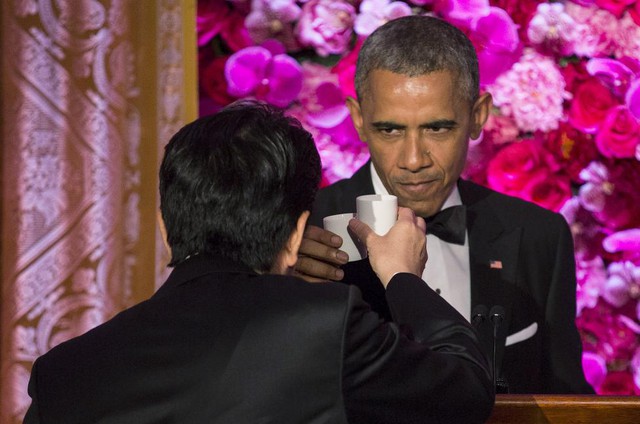 Tổng thống Mỹ Barack Obama và Thủ tướng Nhật Bản Shinzo Abe chạm cốc trong một bữa tiệc tại Nhà Trắng ở Washington.