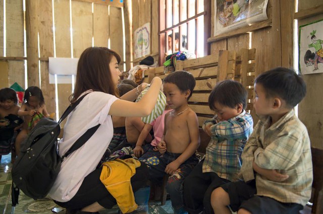 Cô gái nhỏ có mặt ở rất nhiều địa phương xa xôi, mang từng tấm áo chiếc chăn đến với những người có hoàn cảnh khó khăn, mất mát.