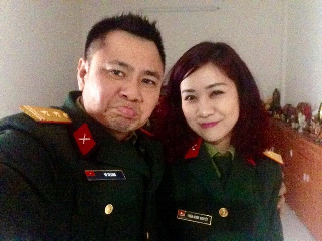 Theo một số nguồn tin, vợ 2 của Tự Long cũng là diễn viên hoạt động trong quân đội giống chồng.